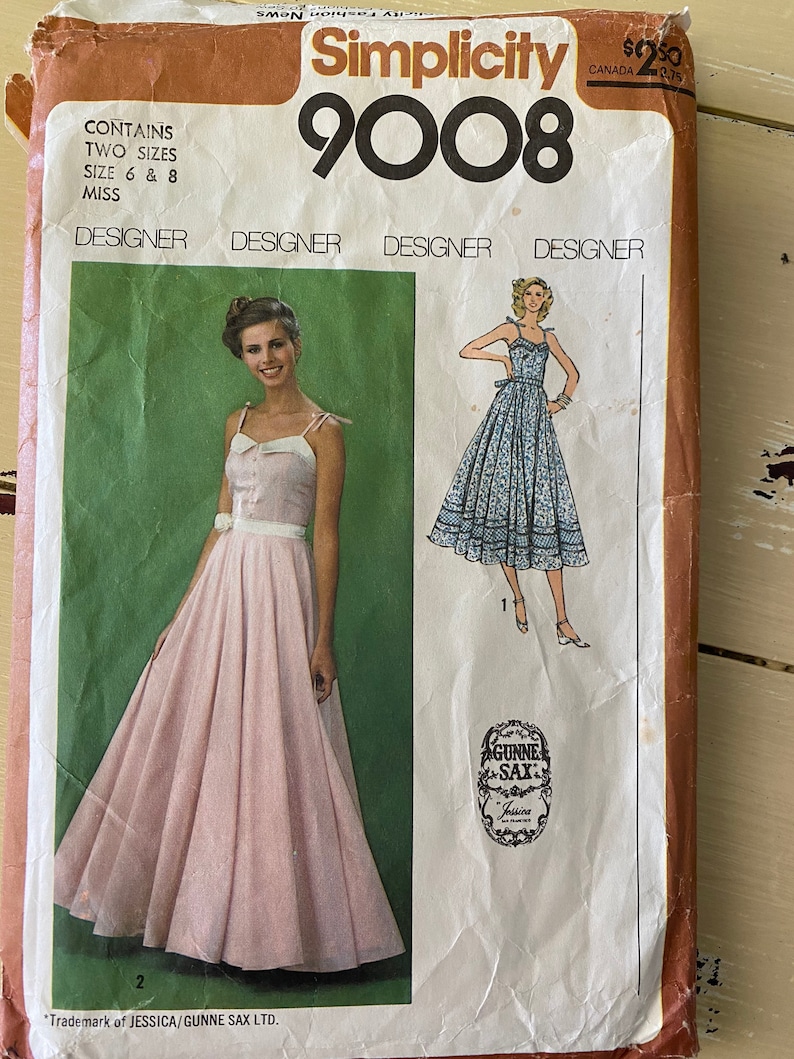 Puede incluir: Patr&oacute;n de costura Simplicity n&uacute;mero 9008 para un vestido. El patr&oacute;n incluye dos tallas, 6 y 8, para se&ntilde;oritas. El patr&oacute;n es para un vestido largo y fluido con un corpi&ntilde;o ajustado y una falda completa. El vestido se muestra en dos telas diferentes, un estampado floral rosa y un estampado floral blanco.