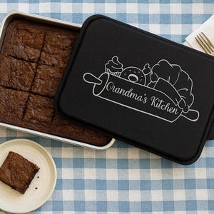Personalized Cake Pan With Lid, Custom Cake Pan, Metal Cake Pan, Aluminum Pan, Housewarming Gift, Gift For Grandma, Gift For Mom, Baker Gift