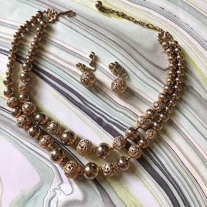 Goud afgezwakt metalen bal parel ketting met metallisch goud ronde kralen en filigraan kralen bijpassende filigraan kraal Dangle Earrings ondertekend Coro