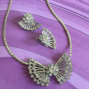 Zilverkleurig metaal met ijskleurige strass steentjes - Vlinder fan vormige ketting met bijpassende oorbellen - Vintage Coro sieraden set - jaren 1950
