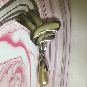 Silver Toned Vintage Brooch with Large Teardrop Pearlescent Bead