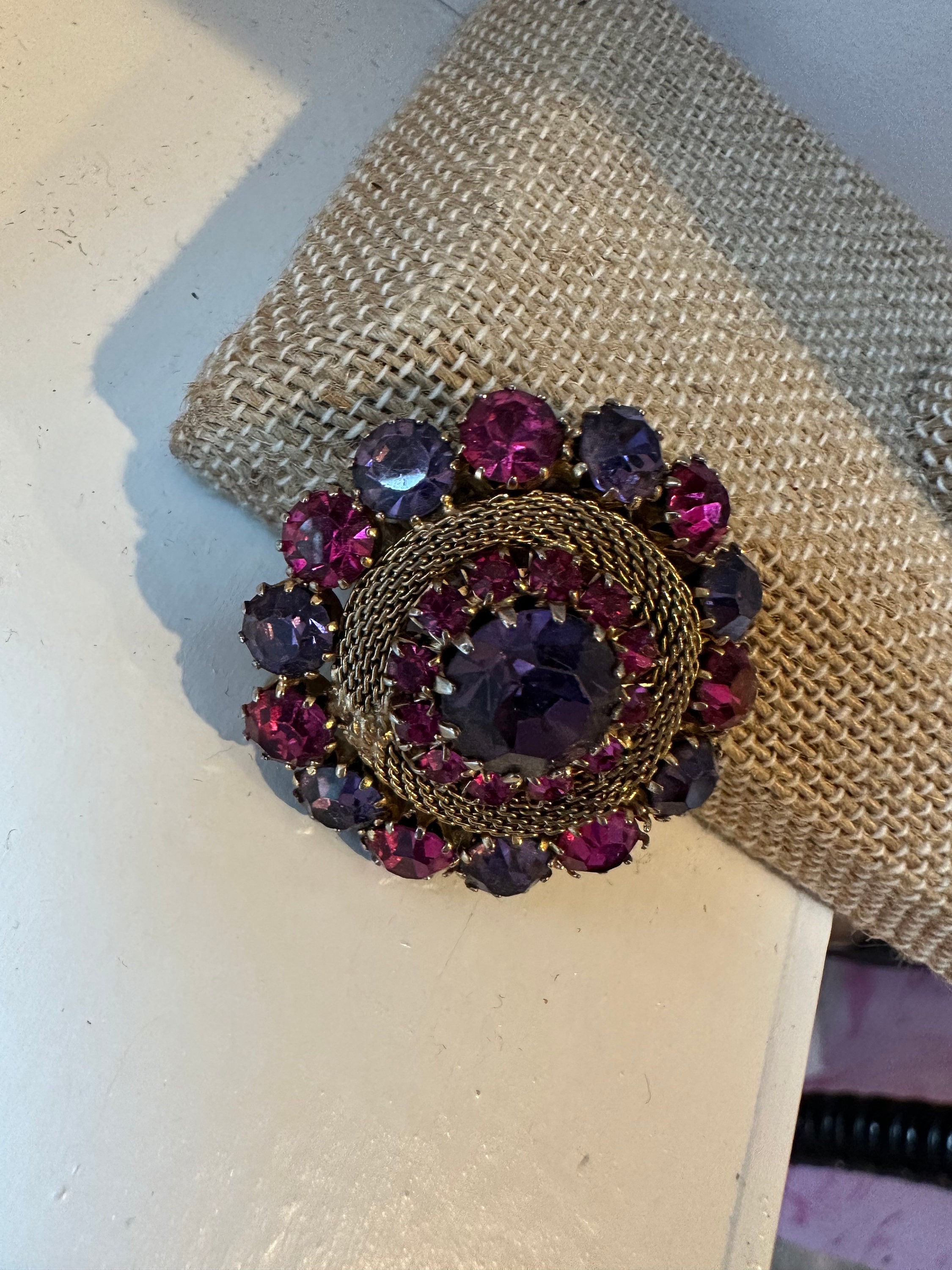 Broche Vintage Dorée à Cristaux Roses Et Mauves - Forme Dôme - Modèle *3496 - Occasion