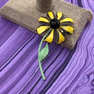 Emaille Daisy gelbe Blume mit schwarzen und grünen Stiel Blätter der 1950er Jahre Mode Blume Blumen Brosche Pin FLower-Power