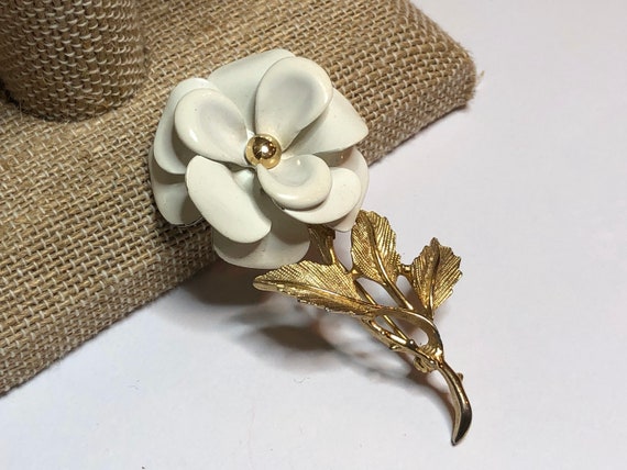 White Flower Brooch with Gold Toned Metal Vintage… - image 1