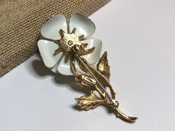 Broche Florale Vintage Années 1960 - Métal Doré Et Laquage Polychrome Rouge - Occasion