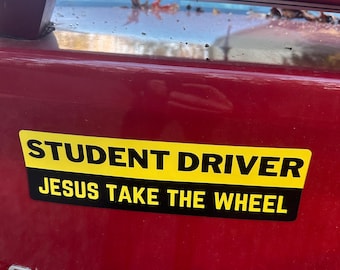 Könnte beinhalten: Ein gelber und schwarzer Schülerfahrersticker mit dem Text "STUDENT DRIVER" und "JESUS TAKE THE WHEEL".