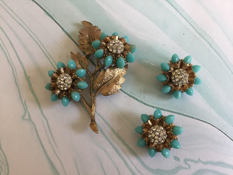 Signed HAR Brushed Gold Toned Metal Leaves 1950s Vintage Floral jewelry set Turquoise Flower Petals Rhinestone Center Blue Flowers