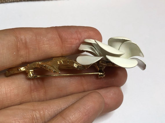 White Flower Brooch with Gold Toned Metal Vintage… - image 8