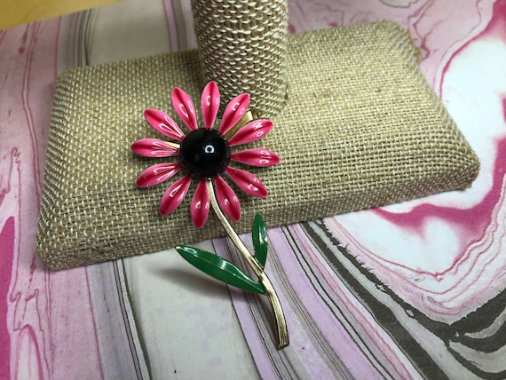 Gold Toned Metal Pink Flower Daisy Brooch 1950s 1960s Flower Power Jewelry