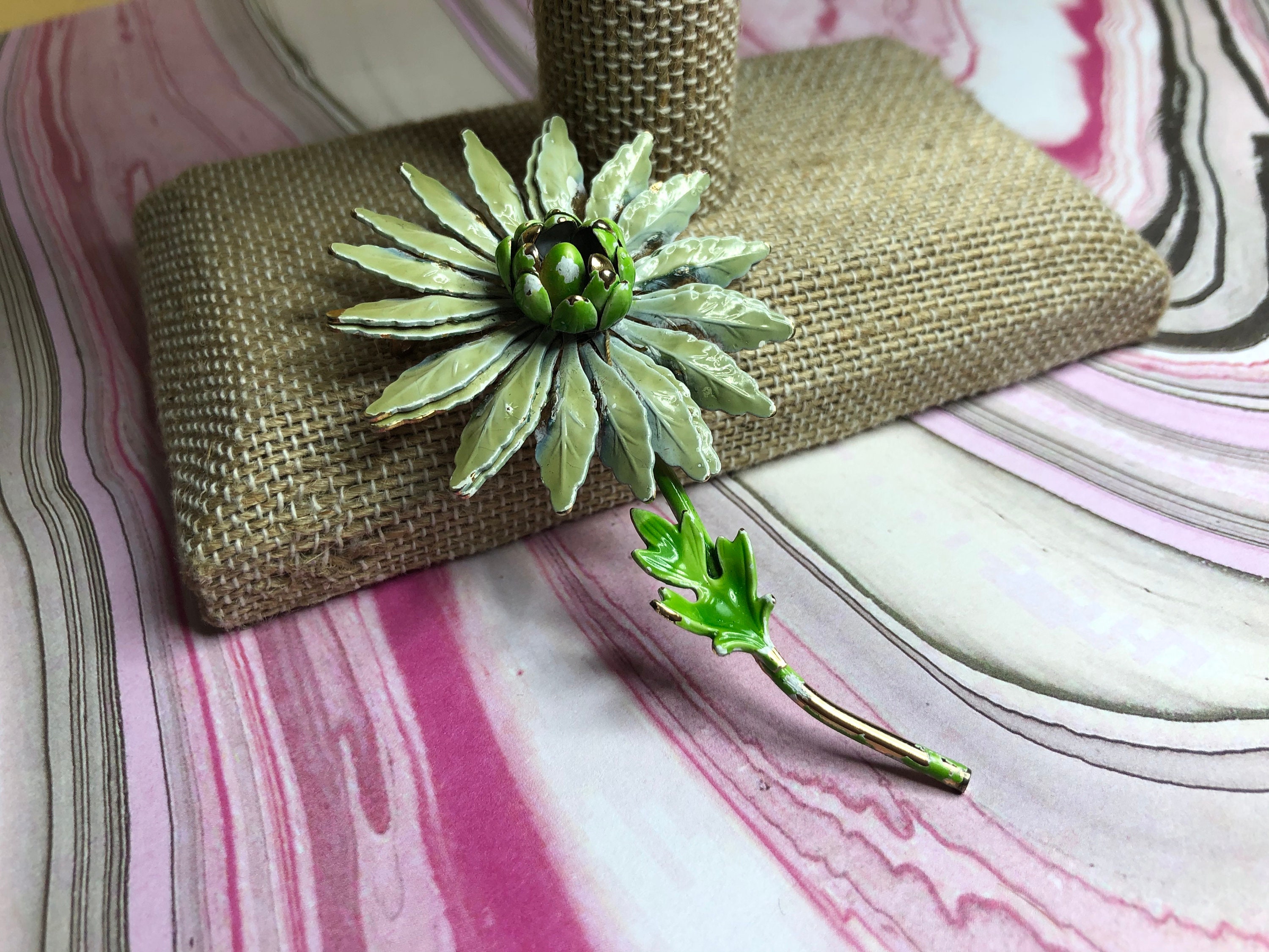 Broche Vintage Fleur Marguerite Vert Pâle En Celluloïd - Style 1940-1960 - Occasion Bon état