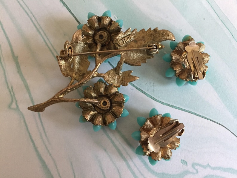 Signed HAR Brushed Gold Toned Metal Leaves 1950s Vintage Floral jewelry set Turquoise Flower Petals Rhinestone Center Blue Flowers
