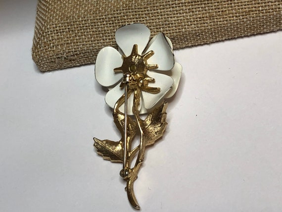 White Flower Brooch with Gold Toned Metal Vintage… - image 6
