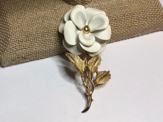 White Flower Brooch with Gold Toned Metal Vintage… - image 5