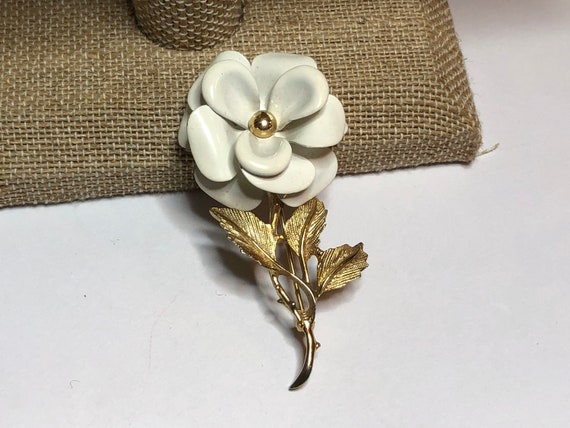White Flower Brooch with Gold Toned Metal Vintage… - image 7