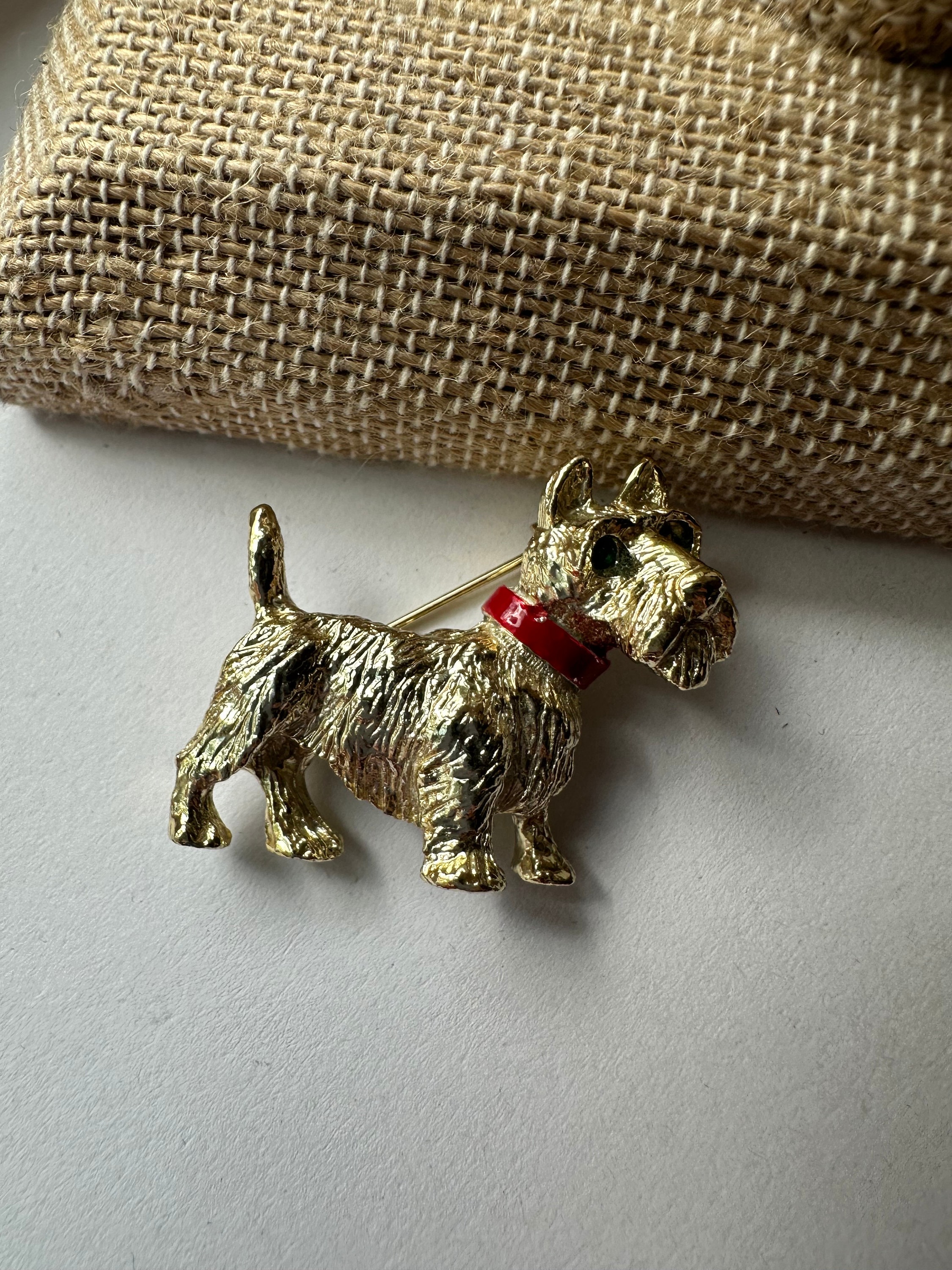 トリファリ 動物 ブローチ 緑の目の犬 プードル