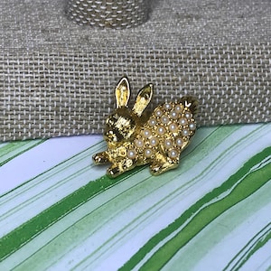 Pino de coelho de pérola de metal em tons dourados - Pin de coelho vintage com detalhes de contas peroladas - Assinado Avon
