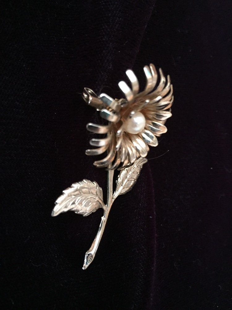 Grande Broche Vintage à Deux Fleurs En Relief Avec Perles Poire Nacrées - Couleur Or Rhodié