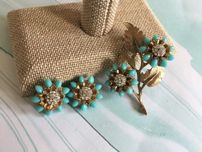 Signed HAR Brushed Gold Toned Metal Leaves 1950s Vintage Floral jewelry set Turquoise Flower Petals Rhinestone Center Blue Flowers