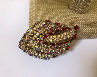 Aurora Borealis broche rojo Rhinestone oro toned metal pin hielo coloreado Rhinestone 1960s Vintage
