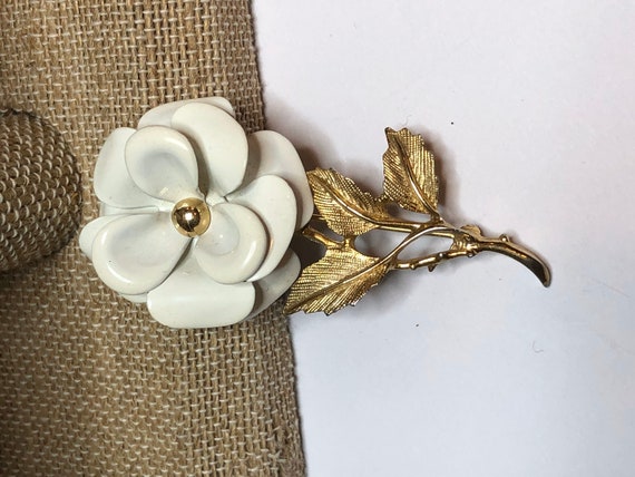 White Flower Brooch with Gold Toned Metal Vintage… - image 3