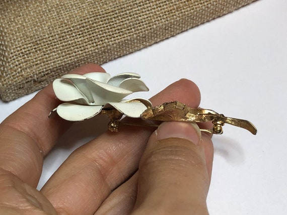 White Flower Brooch with Gold Toned Metal Vintage… - image 4