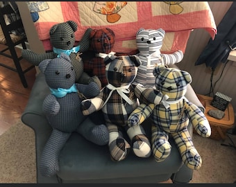 Pode incluir: Um grupo de sete ursos de peluche xadrez sentados em uma poltrona azul. Os ursos são feitos de diferentes tecidos e têm padrões xadrez diferentes. Alguns dos ursos têm fitas azuis em volta do pescoço.