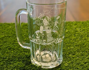 May include: A clear glass beer mug featuring a laser-etched illustration of an anime-style character holding a drink. The character has short hair, wears a patterned outfit, and is positioned beneath hanging lanterns. The mug has a sturdy handle.
