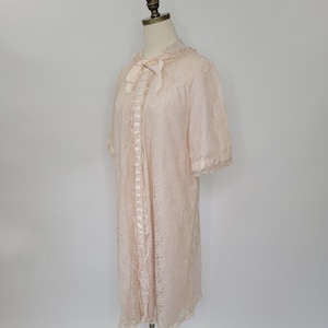 Robe de chambre en dentelle beige Keloun Dressing Robe Années 60