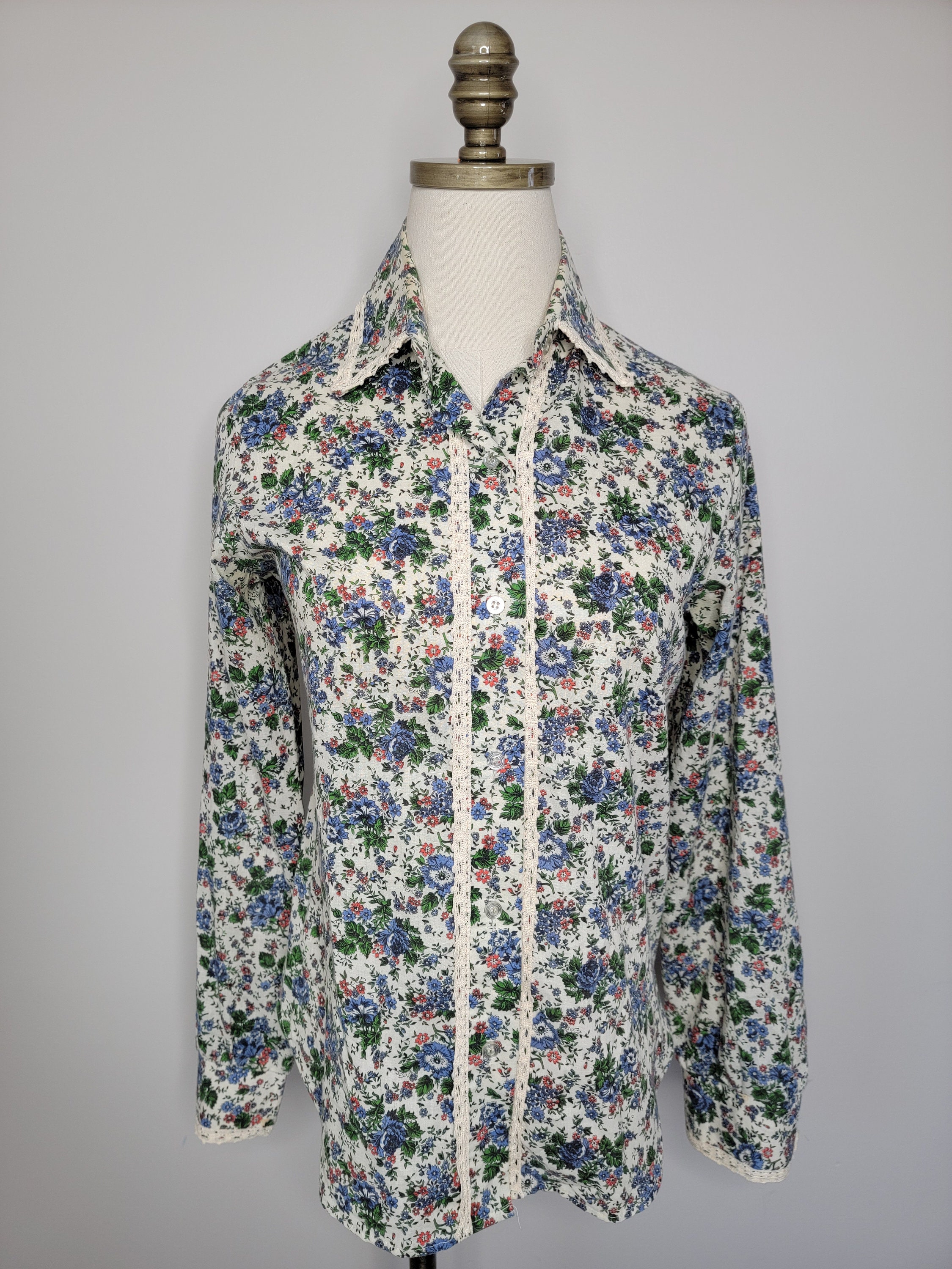 シャツ Flower pattern lace shirt 70's vintage 1970s Blue Floral Button up Shirt With Lace Trim Seventies - Etsy