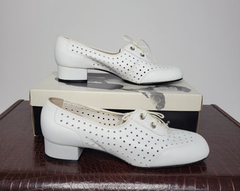 1960s White Lace Up Spectator Pumps Hush Puppies 8.5 NARROW Vista SB2