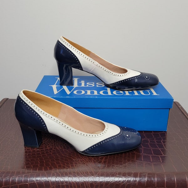 1960s Miss Wonderful White and Navy Oxford Pumps 8.5 Narrow