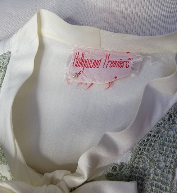 50s Short Sleeved White Blouse with Embroidered B… - image 10