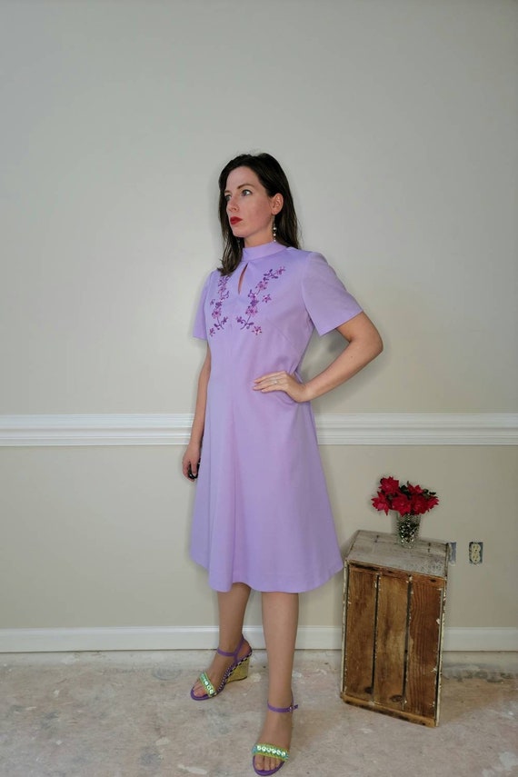 60s Embroidered Lavender Dress M/L - image 3