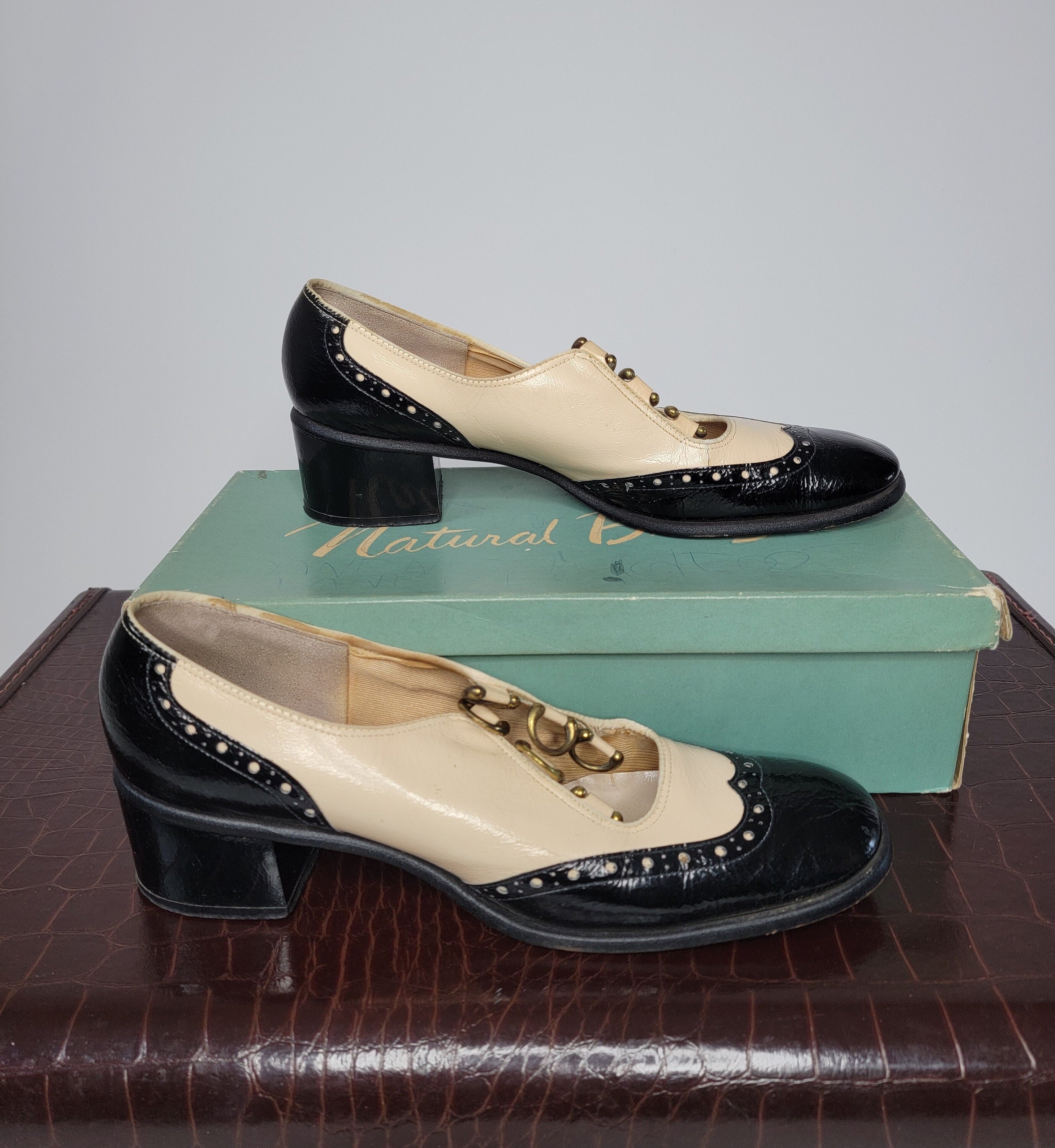 1960s Biege and Black Oxford Block Heeled Loafer Joyce California No Laces SB1