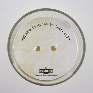 Peut inclure: Un bocal de bougie blanc avec une &eacute;tiquette qui dit "What's it gonna be then, eh?" et "North Ave Candles Banned Books Collection".