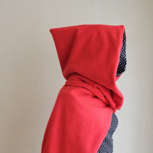 capuche écharpe de fée en polaire rouge doublée coton imprimé pois noir et blanc, foulard avec capuche, idée cadeau pour elle, handmade