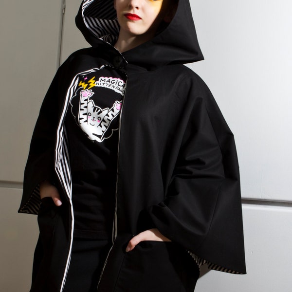 cape, cape imperméable,  cape noire, femme, capuche, poches, dark academia, gothique, rayures, noir et blanc, imperméable,made in france