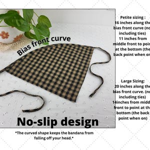 以下が含まれることがあります： 黒とベージュのチェック柄バンダナ、ひも付き。「No-slip design」と表示。プチサイズはバイアスフロントカーブに沿って40.6cm、ラージサイズは50.8cm。カーブした形状により、バンダナが落ちるのを防ぎます。