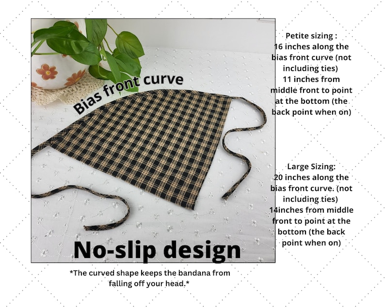 以下が含まれることがあります： 黒とベージュのチェック柄バンダナ、ひも付き。「No-slip design」と表示。プチサイズはバイアスフロントカーブに沿って40.6cm、ラージサイズは50.8cm。カーブした形状により、バンダナが落ちるのを防ぎます。