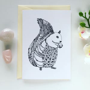 Grußkarten Eichhörnchen-Karte-Illustration Eichhörnchen-Zeichnung Grußkarte Weiße schwarze Karte Spezielle Grußkarte Haselnuss Winter
