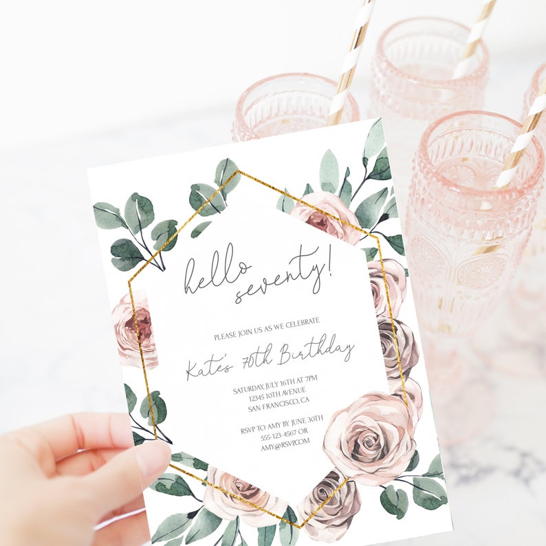 Puede incluir: Una tarjeta de invitaci&oacute;n blanca con un marco hexagonal dorado y un dise&ntilde;o floral. El texto dice "hello seventy!" y "Kate's 70th Birthday". La invitaci&oacute;n incluye detalles del evento, como la fecha, la hora, la ubicaci&oacute;n y la informaci&oacute;n de RSVP.