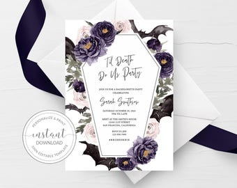 Puede incluir: Una tarjeta de invitación rectangular con un marco en forma de ataúd con el texto Til Death Do Us Party, Sarah Smithson y detalles del evento. El diseño incluye flores de acuarela moradas y rosas claras y siluetas de murciélagos negros.