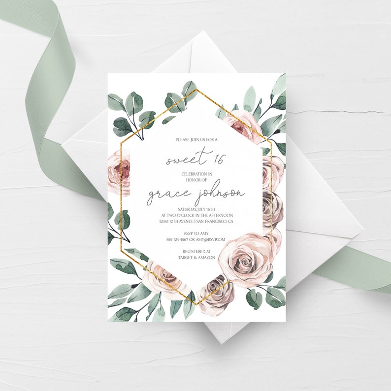 Pu&ograve; includere: Un invito bianco con una cornice geometrica dorata e un design floreale ad acquerello. Il testo recita "Si prega di unirsi a noi per una dolce festa di 16 anni in onore di grace johnson. Sabato 16 luglio alle 14:00. 12345 10th Avenue | San Francisco, CA. RSVP ad Amy 555-123-4567 o amyscom. Registrato presso Target & Amazon."