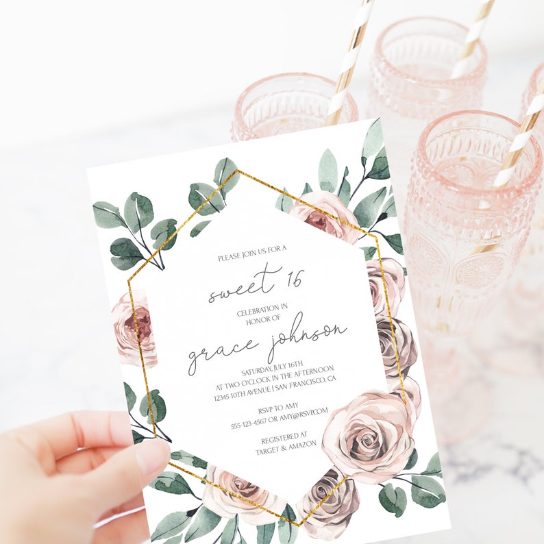 Pu&ograve; includere: Un invito bianco con una cornice geometrica dorata e rose rosa ad acquerello e foglie verdi. Il testo recita "Si prega di unirsi a noi per una dolce festa di 16 anni in onore di grace johnson. Sabato 16 luglio alle 14:00 12345 10th Avenue, San Francisco, CA. RSVP ad Amy 555-123-4667 o amyrsvicom. Registrato presso Target & Amazon."