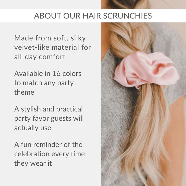 K&ouml;nnte beinhalten: Ein hellrosa Haargummi aus weichem, seidigem, samtartigem Material. Das Haargummi ist um einen blonden Pferdeschwanz gebunden. Das Bild enth&auml;lt den Text "ABOUT OUR HAIR SCRUNCHIES".