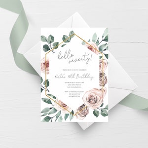 Puede incluir: Una tarjeta de invitaci&oacute;n blanca con un marco geom&eacute;trico dorado y un dise&ntilde;o floral. El texto dice "hello seventy!" y "Kate's 70th Birthday".