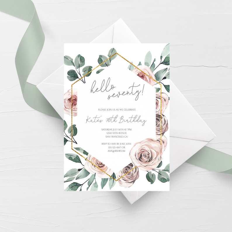 Puede incluir: Una tarjeta de invitaci&oacute;n blanca con un marco geom&eacute;trico dorado y un dise&ntilde;o floral. El texto dice "hello seventy!" y "Kate's 70th Birthday".