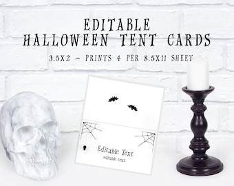 Op de afbeelding: Witte Halloween tentkaarten met vleermuis- en spinnenwebafbeeldingen. De kaarten zijn 8,9 x 5,1 cm en printen 4 per 21,6 x 27,9 cm vel. De tekst "Editable Halloween Tent Cards" staat bovenaan de afbeelding.