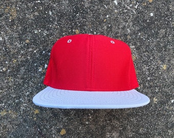 vintage 80's Blank Red/Grey Brim Snapback Taille M-L par New Era