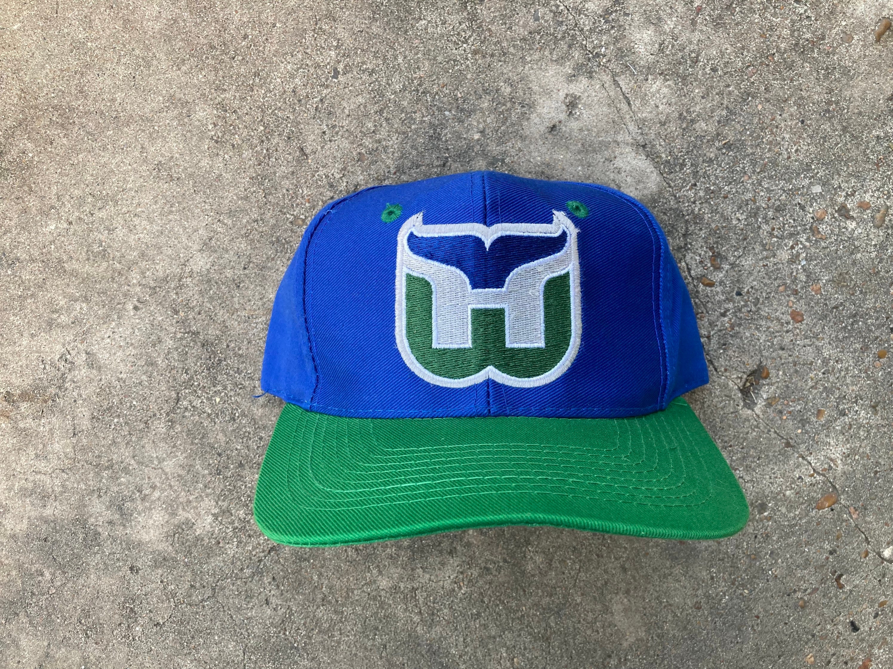 Hartford Whalers Vintage Off White/Blue Snapback - Mitchell & Ness cap